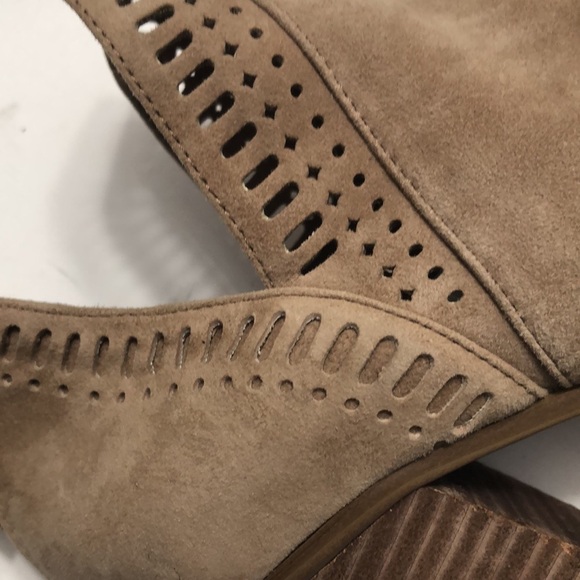 Vince Camuto Tan V-Sides Back Zip Block Heel Suede Ankle Boots 8M - Picture 7 of 16